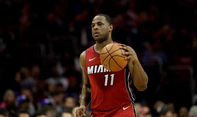 随即将球让 随即将球让