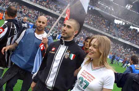 两次犯规稳 两次犯规稳